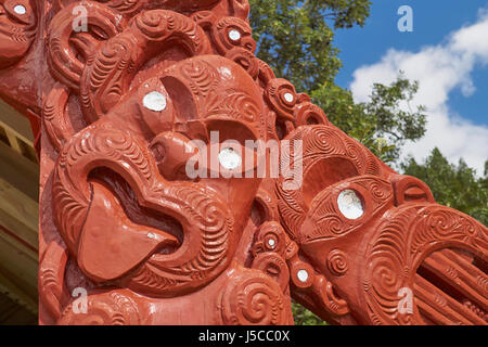 Nahaufnahme der traditionelle Maori-Schnitzereien auf dem Dach des Whare Waka Bootshaus - Waitangi, Northland, Neuseeland Stockfoto