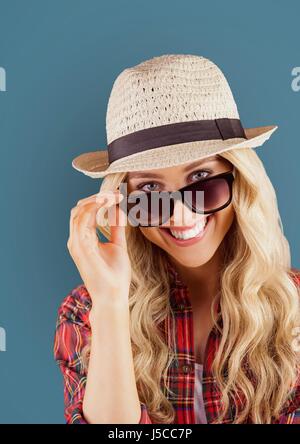 Digital Composite Porträt von glücklich weibliche Hipster trägt Sonnenbrille und Sonnenhut Stockfoto