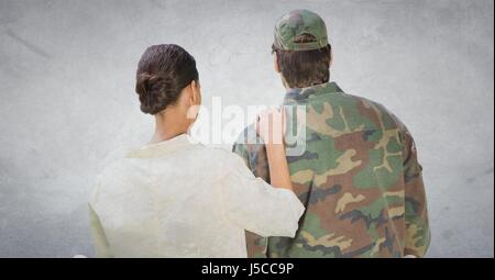 Digitalen Verbund der Rückseite Soldat und Frau gegen weiße Wand mit Grunge-overlay Stockfoto