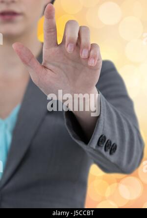 Digital Composite Mittelteil der Geschäftsfrau Bildschirm berühren Stockfoto