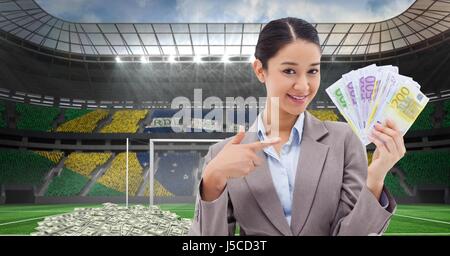 Digitalen Verbund des Lächelns Geschäftsfrau zeigt Geld im Stadion für Korruption Stockfoto