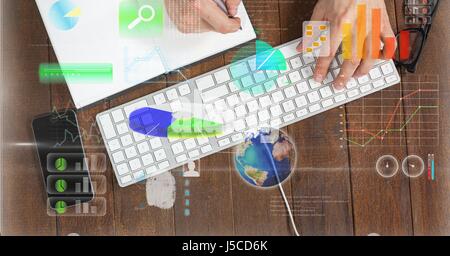 Digital Composite Hände mit Computer-Tastatur mit Grafik-overlays Stockfoto
