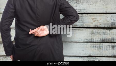 Digital Composite Mittelteil der Geschäftsmann mit Daumen gegen die Holzwand Stockfoto