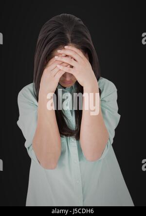 Digital Composite Frau mit Händen auf Gesicht vor schwarzem Hintergrund Stockfoto