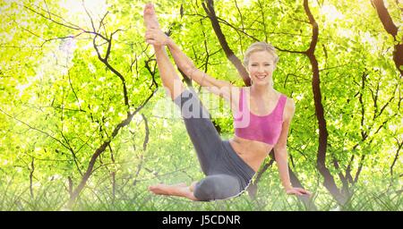 Digital Composite Doppelbelichtung Frau Durchführung Yoga im Wald Stockfoto