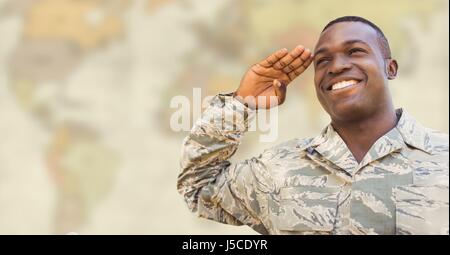 Digital Composite Soldaten lächelnd und grüßte gegen unscharfe gelbliche Karte Stockfoto