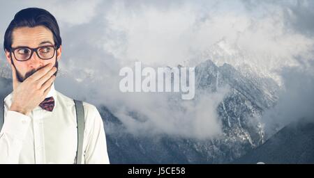 Digital Composite überrascht Hipster den Mund gegen Schnee bedeckten Berge Stockfoto