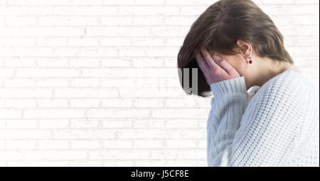 Digitalen Verbund von Frau Profil mit übergibt Gesicht gegen weiße Mauer Stockfoto