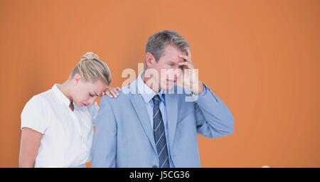 Digital Composite Tensed Geschäftsleute über orange Hintergrund Stockfoto