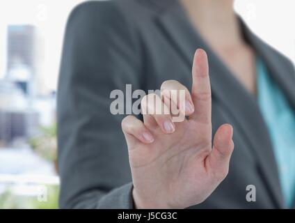 Digital Composite Mittelteil der Geschäftsfrau Bildschirm berühren Stockfoto
