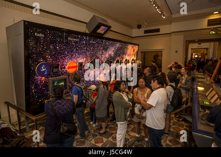 Menschen, Touristen, Astronomie-Ausstellung, Griffith Observatory, Griffith Park, Los Angeles, Kalifornien Stockfoto