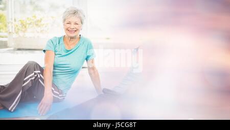 Digital Composite Fit senior Frau Gymnastik im Yoga-Kurs Stockfoto