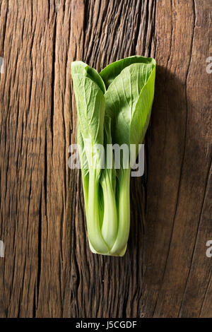 Bok Choy oder Pak Choi sitzen auf einem rustikalen hölzernen Hintergrund. Stockfoto