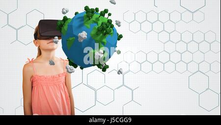 Digitalen Verbund von kleinen Mädchen Blick auf low-Poly Erde durch die VR-Brille Stockfoto