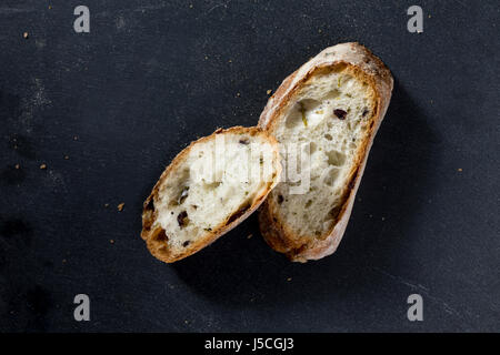 Zwei Scheiben Brot Brot auf einem schwarzen Schiefer-Brett. Stockfoto
