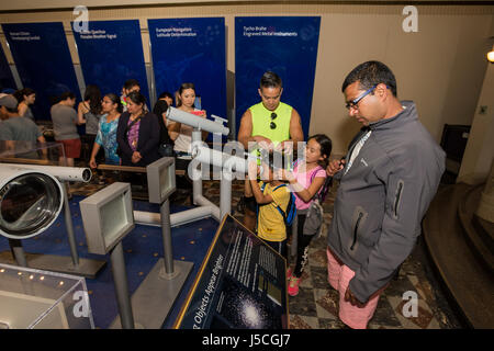 Menschen, Touristen, Astronomie-Ausstellung, Griffith Observatory, Griffith Park, Los Angeles, Kalifornien Stockfoto