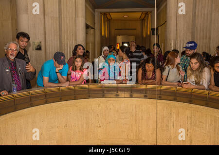 Menschen Sie, Touristen, Foucault Pendel, Griffith Observatory Griffith Park, Los Angeles, Kalifornien Stockfoto