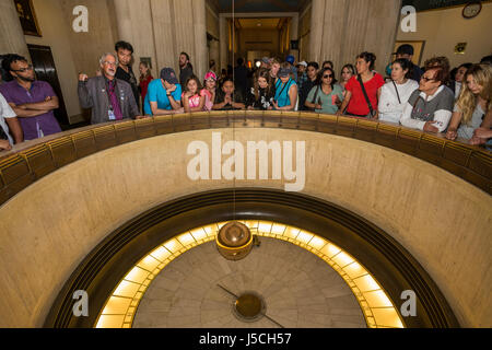 Menschen Sie, Touristen, Foucault Pendel, Griffith Observatory Griffith Park, Los Angeles, Kalifornien Stockfoto