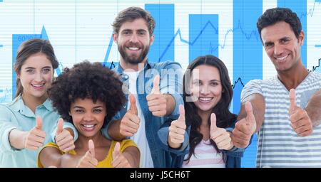 Digitalen Verbund aus Casual Business-Leute Daumen hoch Gesten gegen Diagramme zeigen Stockfoto