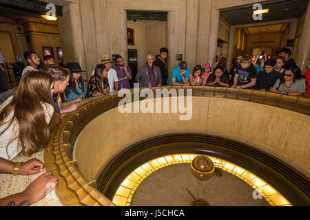 Menschen Sie, Touristen, Foucault Pendel, Griffith Observatory Griffith Park, Los Angeles, Kalifornien Stockfoto