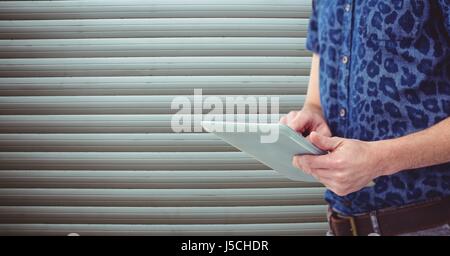 Digital Composite Mittelteil der Geschäftsmann mit Tablet-PC Stockfoto