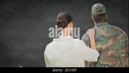 Digitalen Verbund der Rückseite Soldat und Frau graue Wand mit Grunge-overlay Stockfoto