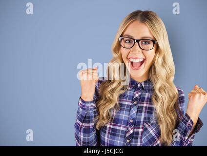 Digitalen Verbund aus erregte Frau schreiend vor blauem Hintergrund Stockfoto