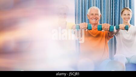 Digitalen Verbund aus älteren Mann mit Frau Aufhebung Hanteln im Fitnessstudio Stockfoto