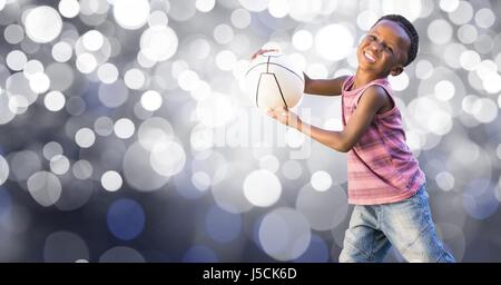 Digitalen Verbund aus glückliches Kind spielt mit Ball über bokeh Stockfoto