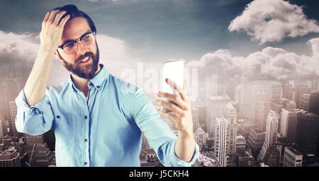 Digital Composite Hipster unter Selfie aber Smartphone gegen city Stockfoto