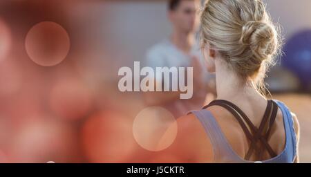 Digitalen Verbund der Rückansicht der Frau beim Yoga im Fitness-Studio Stockfoto