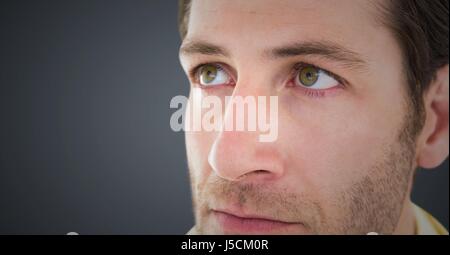 Digitalen Verbund von Close Up der traurige Gesicht des Mannes vor grauem Hintergrund Stockfoto