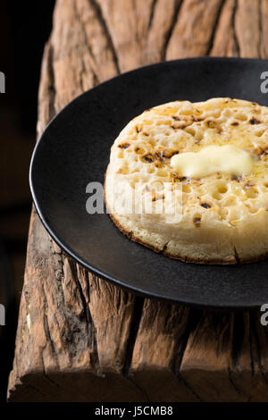 Geröstetem Fladenbrot auf einem rustikalen Holztisch. Stockfoto