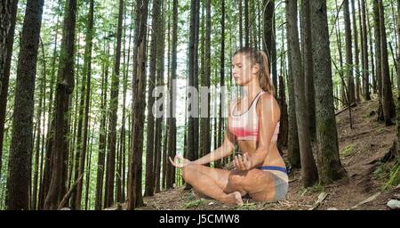 Digital Composite Doppelbelichtung Frau meditieren gegen Bäume Stockfoto