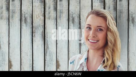 Digital Composite Porträt von zuversichtlich Geschäftsfrau gegen Holzwand Stockfoto