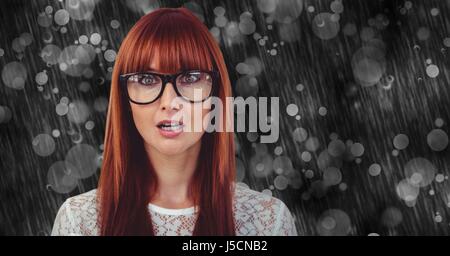 Digital Composite überraschte Frau mit Brille an regnerischen Tag Stockfoto