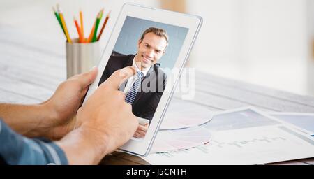 Digital Composite beschnitten Bild der Geschäftsmann Videokonferenzen mit Kollegen auf Tablet-PC Stockfoto