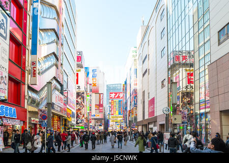 Tokyo, Japan - 31. Dezember 2016: Akihabara-die elektronische Bezirk entwickelte sich zu einem Einkaufsviertel für Videospiele, Anime, Manga, Computer in Tokio, Stockfoto