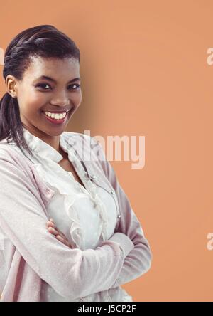 Digital Composite Porträt des Lächelns Geschäftsfrau stehend Arme verschränkt orange Hintergrund Stockfoto