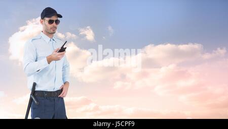 Digital Composite Wachmann hält Radio gegen Himmel Stockfoto