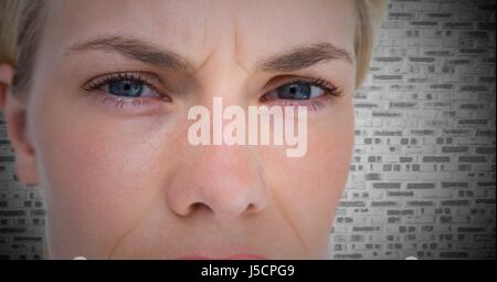 Digitalen Verbund von Close Up von Frau zornigen Augen gegen weiße Mauer Stockfoto