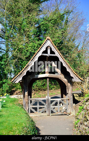 Boughton Monchelsea Dorf, Kent, England. St Peter Kirche Hof - 16thC (oder früher) Lychgate. Grad II aufgeführten Gebäude Stockfoto