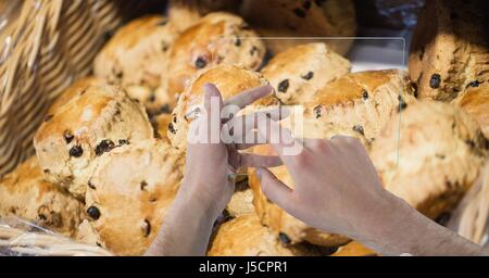 Digital Composite Hände Aufnahme von Muffins im café Stockfoto