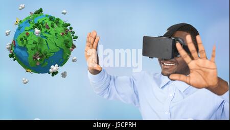 Digitalen Verbund aus glücklich Kaufmann mit VR-Brille beim gestikulieren durch low-Poly-Erde Stockfoto