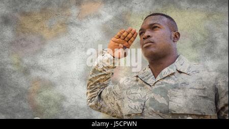 Digital Composite Soldaten salutieren gegen verschwommen Karte mit Grunge-overlay Stockfoto