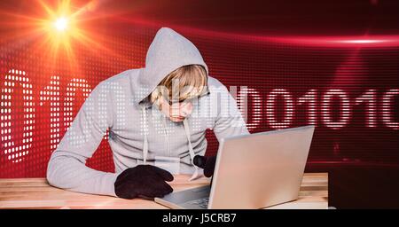 Digitalen Verbund von Hacker mit Laptop mit Binär-Code im Hintergrund Stockfoto