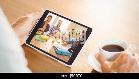 Digitalen Verbund von Hand Videokonferenzen mit Team auf Tablet-PC Stockfoto