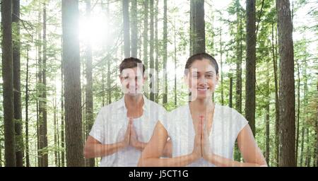 Digital Composite Doppelbelichtung von Mann und Frau mit den Händen umklammert im Wald Stockfoto