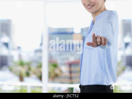 Digital Composite Mittelteil der Geschäftsfrau imaginären Bildschirm berühren Stockfoto