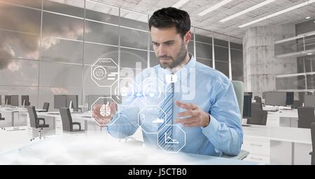 Digital Composite Digital zusammengesetztes Bild des Kaufmanns am futuristischen Schreibtisch stehen Stockfoto